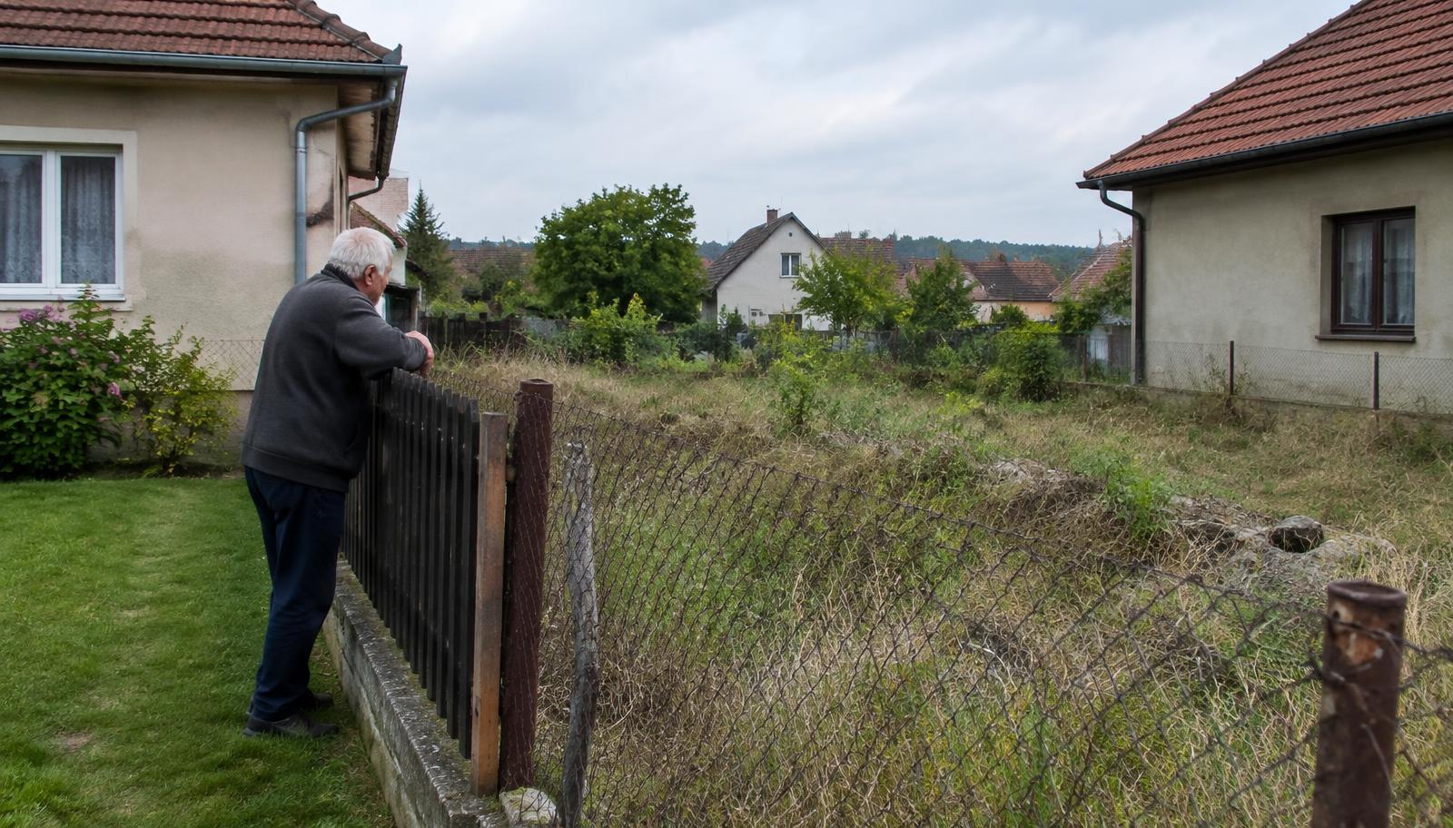Kupní smlouva a výpis z katastru na stole při přípravě převodu nemovitosti